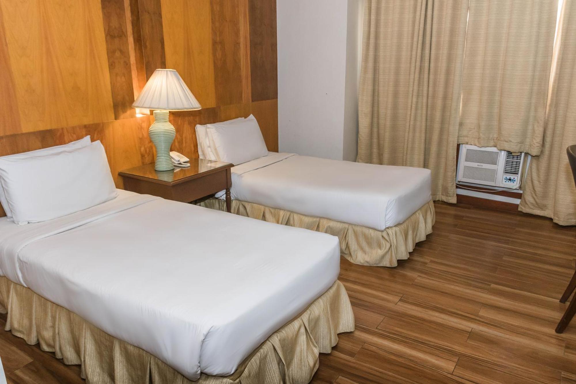 La Fiesta Hotel Iloilo City Eksteriør billede
