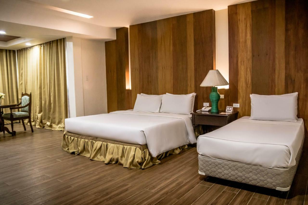 La Fiesta Hotel Iloilo City Eksteriør billede
