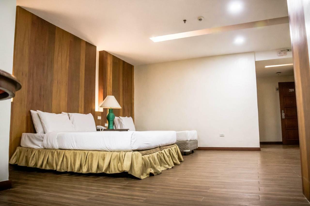 La Fiesta Hotel Iloilo City Eksteriør billede